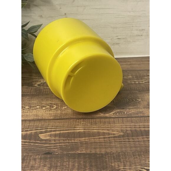 4 Vintage Stackable Yellow Footed Melamine Coffee Cups Mugs | Vintage Kitchen - Picture 5 of 6